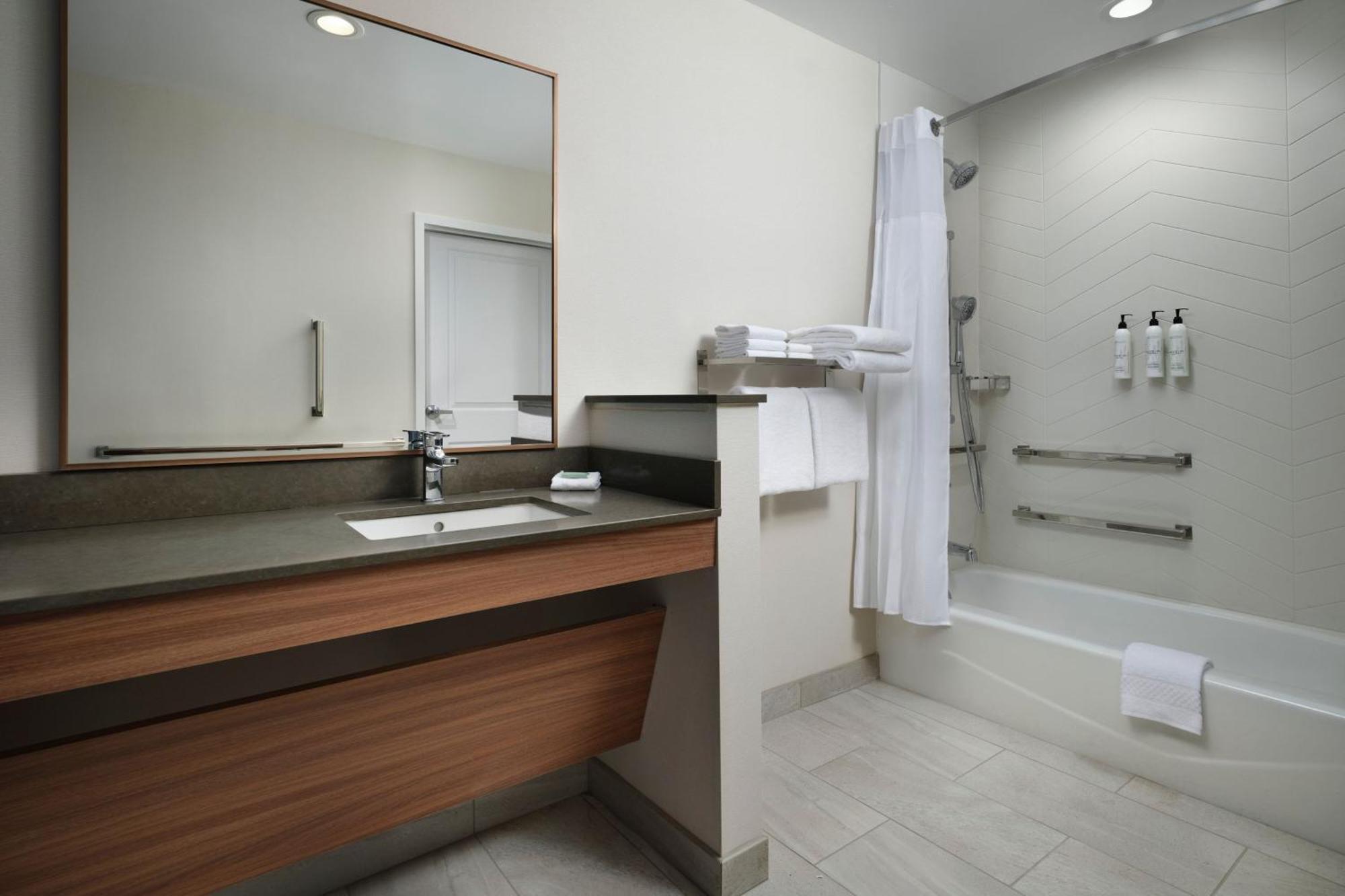 Hotel Fairfield By Marriott & *